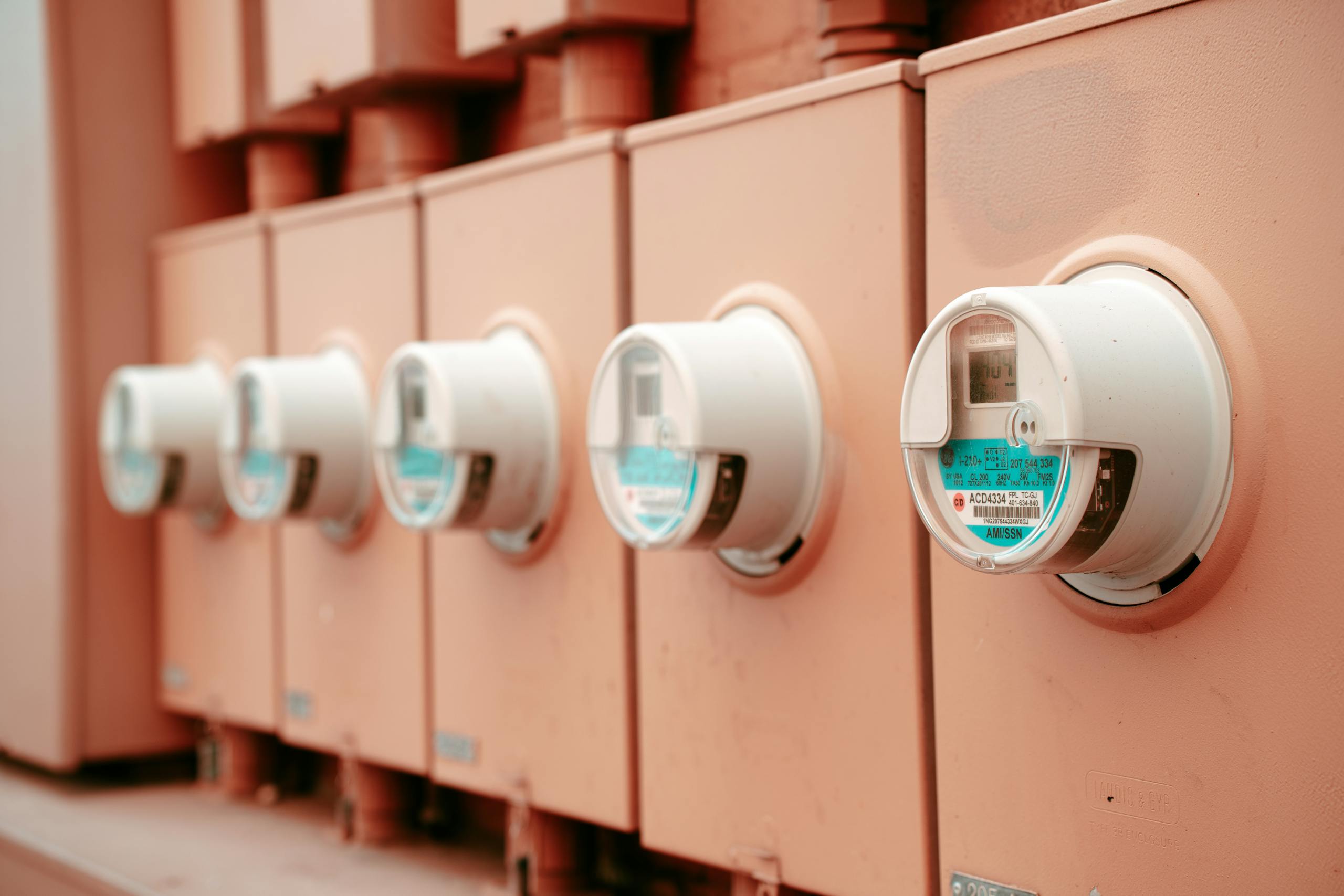 uitly.blog Close-up view of a row of industrial electricity meters for power monitoring and technology.