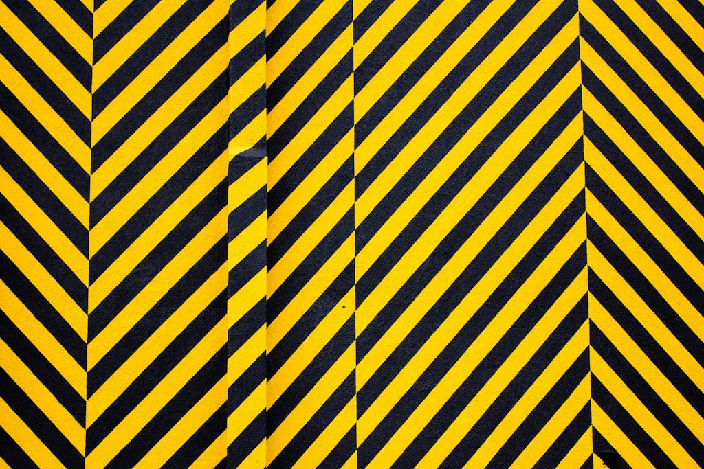 Kongotech.org  Dynamic yellow and black patterned background with bold diagonal stripes for creative design use.